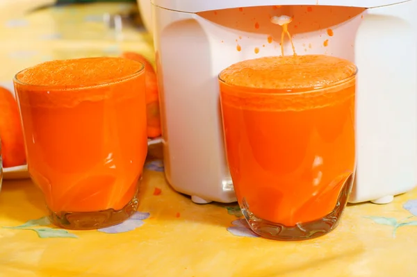 Succo di carota in vetro, spremiagrumi — Foto Stock