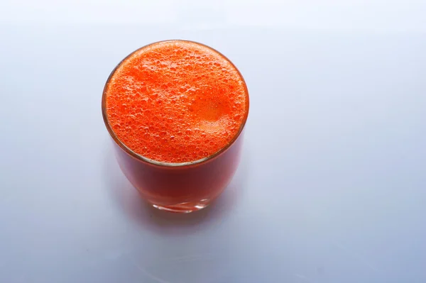 玻璃杯中的胡萝卜汁 — 图库照片