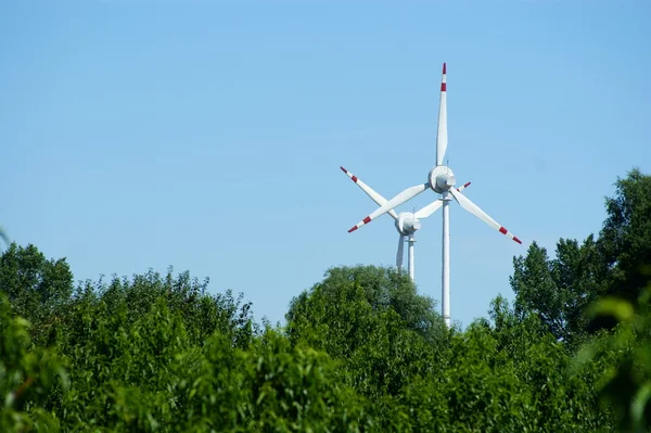 Windkraftanlage, Wald - blauer Himmel — Stockfoto