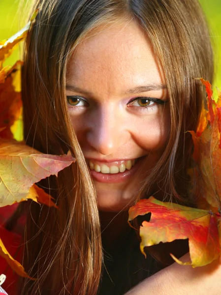 Podzimní žena na leafs pozadí — Stock fotografie