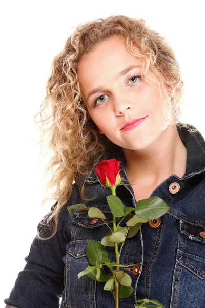 Linda jovem loira no retrato romântico vermelho rosa isola — Fotografia de Stock