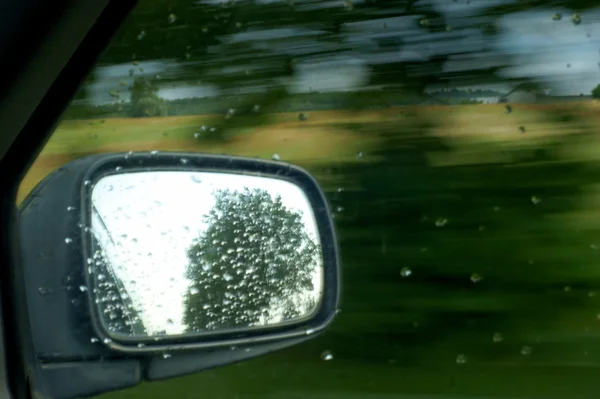 Regen auf Auto im Spiegel — Stockfoto