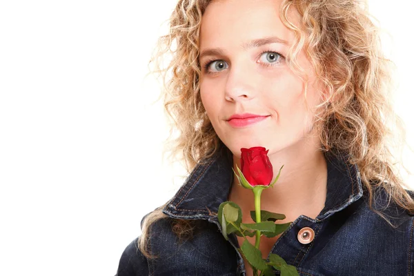 Όμορφη νεαρή γυναίκα ξανθιά σε ρομαντικά κόκκινο τριαντάφυλλο isola πορτρέτο — Φωτογραφία Αρχείου