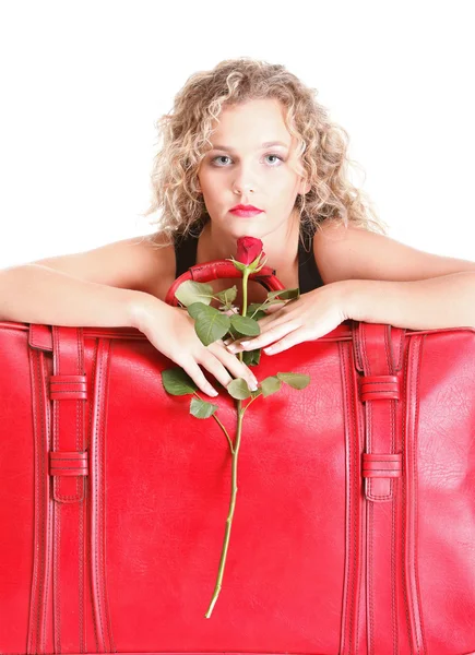 Όμορφη νεαρή γυναίκα, ξανθιά ρομαντικά κόκκινο τριαντάφυλλο — Φωτογραφία Αρχείου