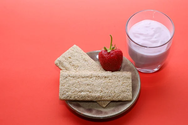 Bröd och majs, vete, jordgubb smoothie — Stockfoto