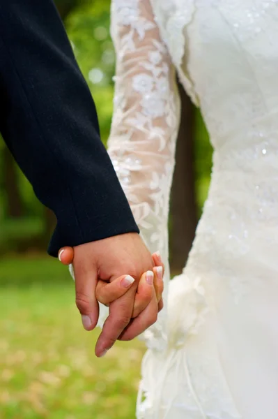 婚礼的感情。手牵着手的情侣. — 图库照片
