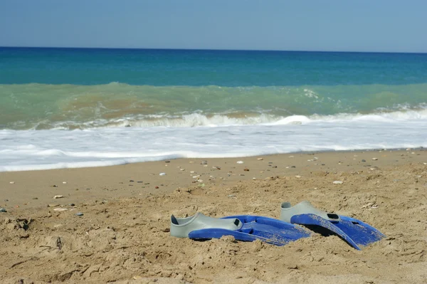 Pair of swimfins on the sand at sea — Stock Photo, Image