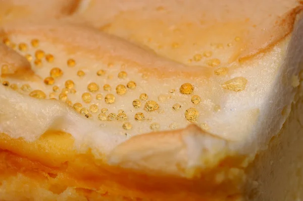 Gold macro drops on cheesecake — Stock Photo, Image