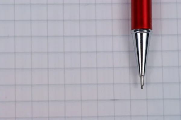 Página vacía de cuaderno y lápiz rojo — Foto de Stock