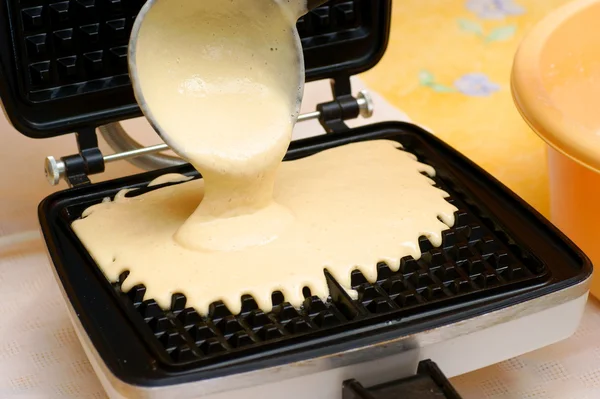 Prensa de massa waffle em uso na cozinha moderna — Fotografia de Stock