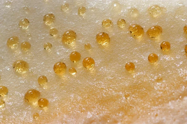 Gold macro drops on cheesecake — Stock Photo, Image