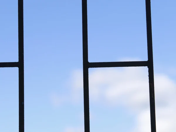 Gevangenis, gevangenis blauwe hemel met wolken meteorologie — Stockfoto