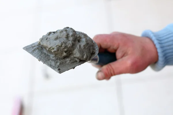 Trabajador de la construcción está baldosas en casa — Foto de Stock