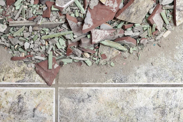 Primo piano di una vecchia pila di mattonelle pavimento in mattoni — Foto Stock