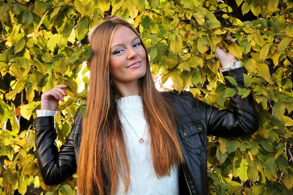 Femme fille portret en automne vert feuille mur — Photo