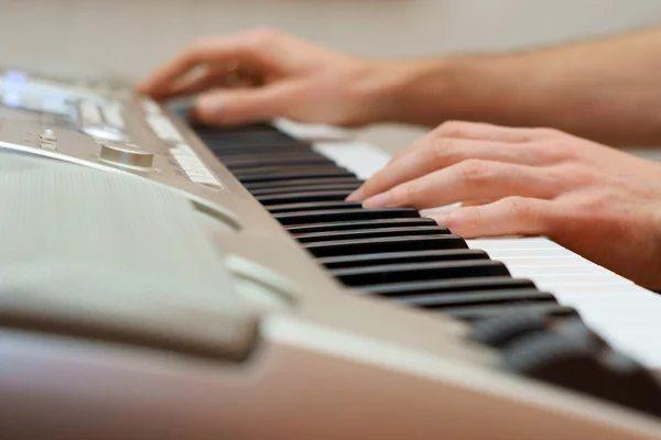 Manos pianista y pianista — Foto de Stock