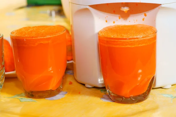 Karottensaft im Glas, Saftpresse — Stockfoto