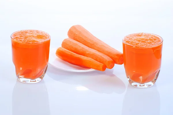 Morotsjuice i glas — Stockfoto