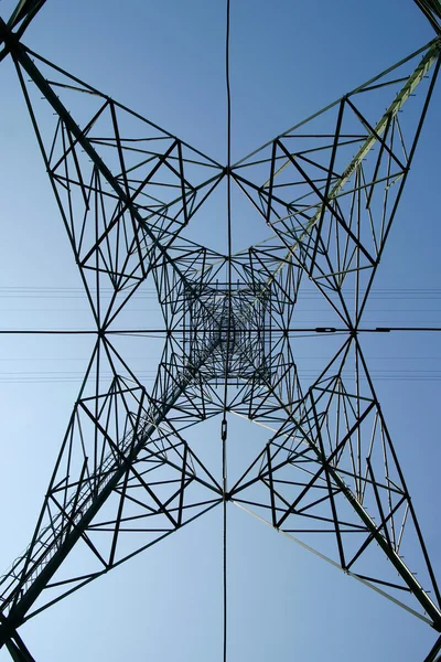 Elektriska pylon mot blå himmel. — Stockfoto