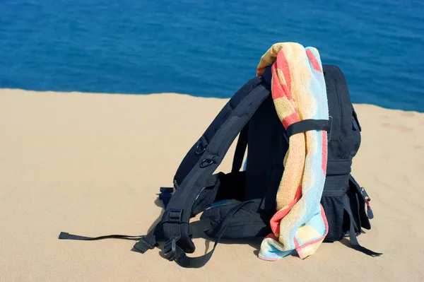 Sand, beach and rucksack — Stock Photo, Image