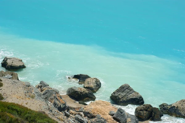Yeşil masmavi deniz kaya — Stok fotoğraf