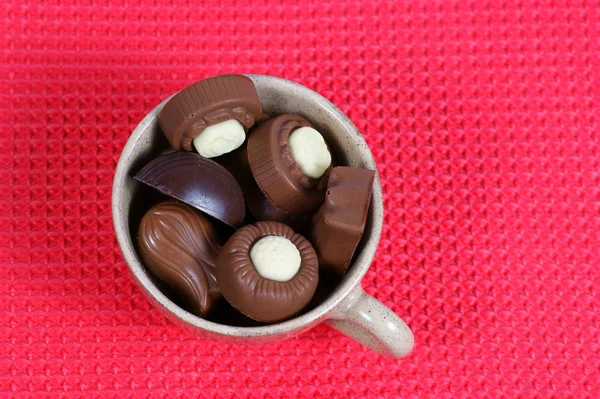 チョコレート キャンディ カップ赤の背景 — ストック写真