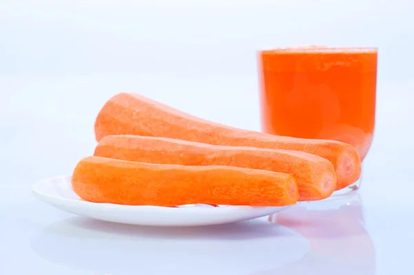 Succo di carota in vetro. Concentrati sulla carota — Foto Stock