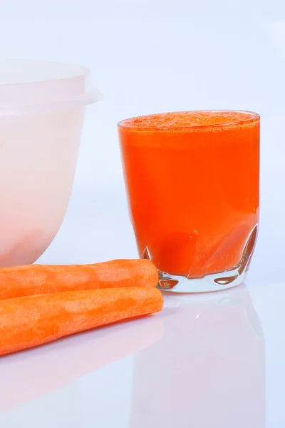 Морковный сок в стекле — стоковое фото