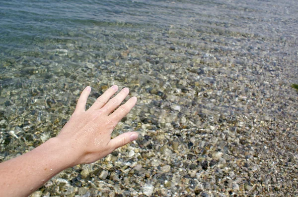 Mão em um contexto de água do mar — Fotografia de Stock