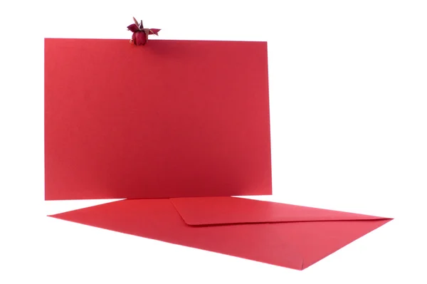 Envelope vermelho e cartão com rosa no fundo branco — Fotografia de Stock