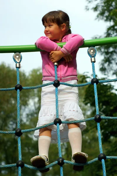 Niña en el patio — Foto de Stock