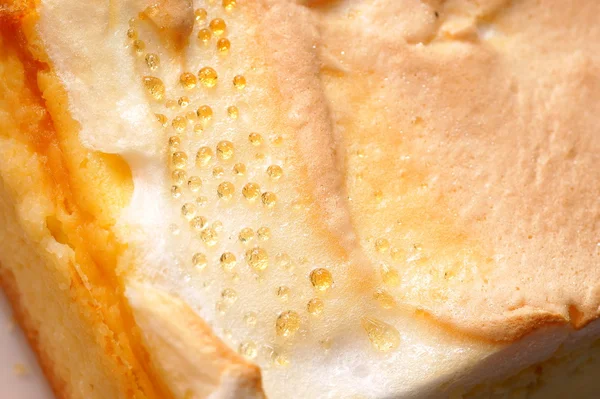 Gold macro drops on cheesecake — Stock Photo, Image