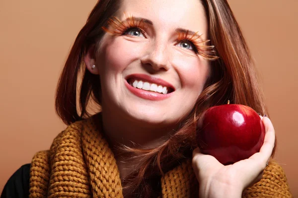 Automne femme rouge pomme fraîche fille glamour eye-cils — Photo