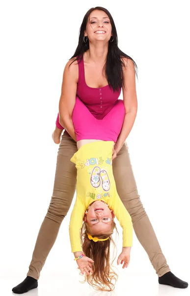 Litle bebê rindo criança menina jogando mãe fazendo diversão — Fotografia de Stock