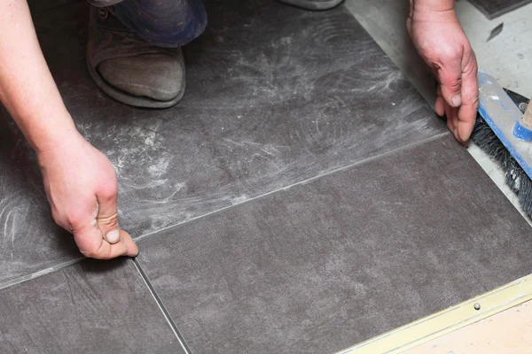 Construction worker is tiling at home tile floor adhesive — Stock Photo, Image