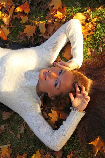 Frauenmädchen Portret im Herbstblatt — Stockfoto