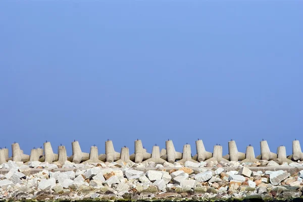 Wellenbrecher. Hafenmauer, Schutz — Stockfoto