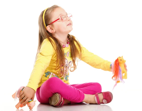 Весела маленька дівчинка окуляри смішна і іграшка ізольована — стокове фото