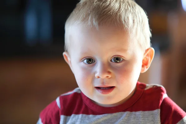 Closeup portret van vrolijk jongetje glimlachen — Stockfoto