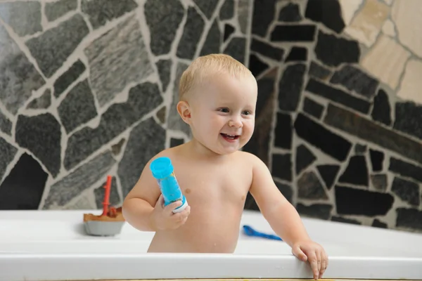 Piccolo bambino prendendo un bagno giocare — Foto Stock