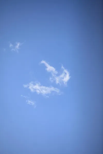 O céu azul e nuvens — Fotografia de Stock