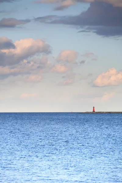 Bewolkt blauwe hemel verlaten voor horizon blauw oppervlakte zee — Stockfoto