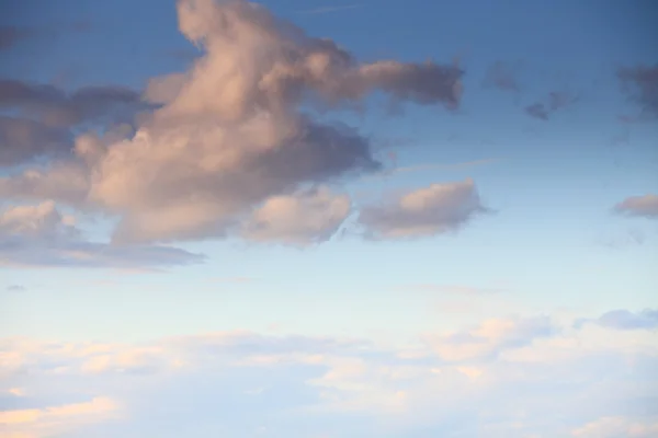 Molnig himmel lämnar för horizon blå yta havet — Stockfoto