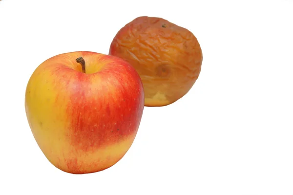 Frischer roter Apfel und fauler Apfel, isoliert auf weißem Hintergrund — Stockfoto
