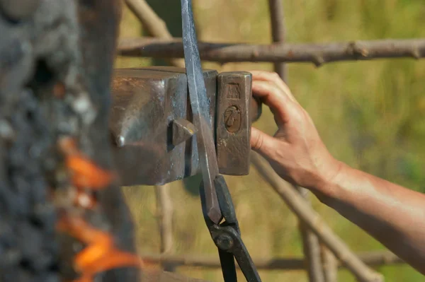 Чтобы ковать железо, пока горячо — стоковое фото