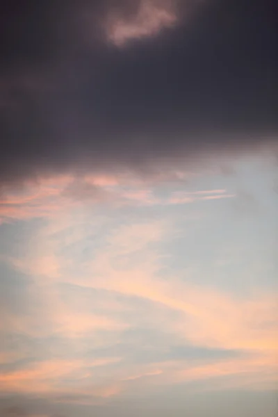 Atardecer dramático amanecer cielo con nubes — Foto de Stock