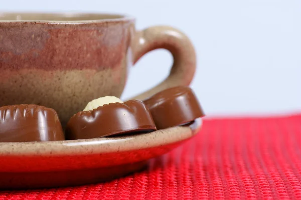 Copo de pralines de chocolate com café preto — Fotografia de Stock