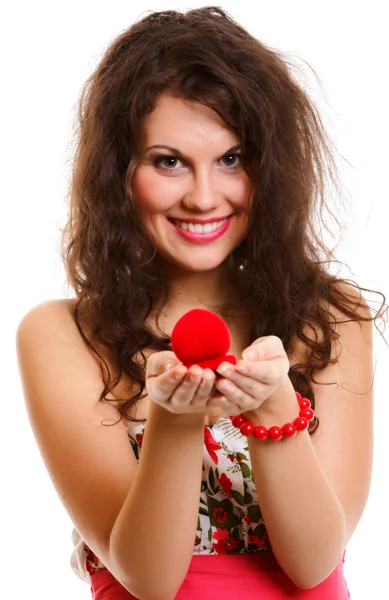 Mujer sosteniendo un regalo con anillo de compromiso — Foto de Stock