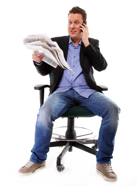 Man looks surprised while reading a newspaper — Stock Photo, Image