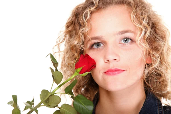 Linda jovem loira no retrato romântico vermelho rosa isola — Fotografia de Stock